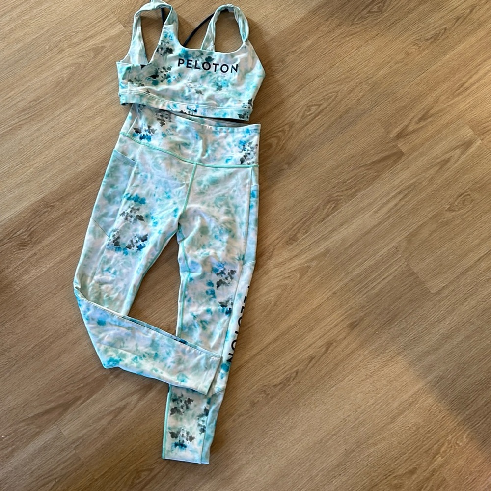 Peloton sports bra and leggings set